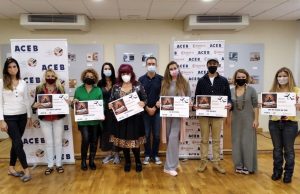 Entrega de premios a los ganadores del concurso de Halloween