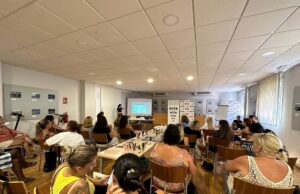 El curso gratuito de automaquillaje reúne a 30 alumnas en la sede de ACEB-ACCAB