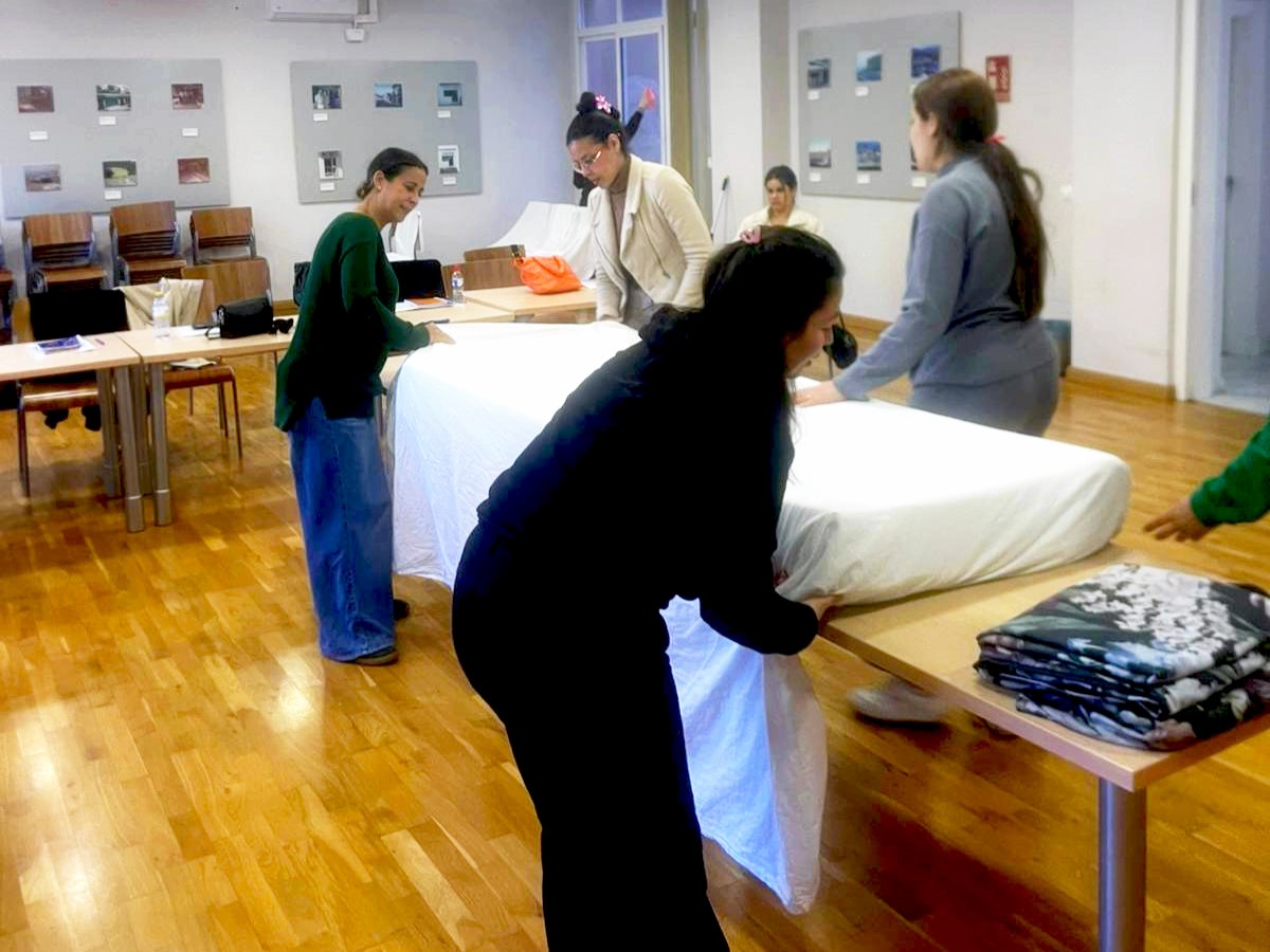 Un total de 16 alumnos se forman en el curso de limpieza de alojamientos, en la sede de ACEB